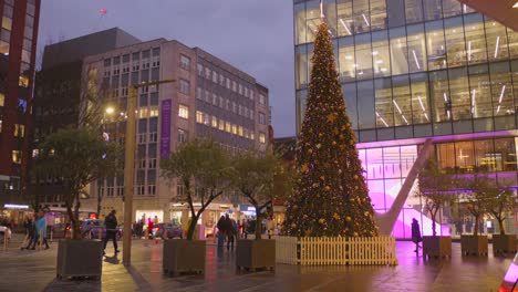 Ein-Platz-In-Manchester-Rund-Um-Die-Weihnachtsfeiertage-Mit-Dem-Geschmückten-Baum