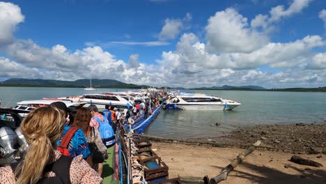 Touristen-Laufen-An-Einem-Sonnigen-Sommertag-Auf-Schnellboote-Für-Einen-Bootsausflug-In-Thailand-Zu