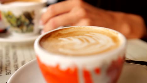 Zwei-Personen-Trinken-Einen-Wunderbaren-Cappuccino,-Serviert-In-Tassen-Mit-Kunstvoller-Bemalung