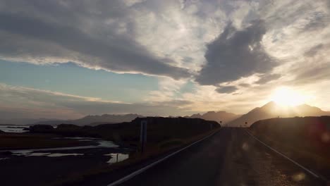 POV-Auto-Fährt-Die-Straße-Während-Eines-Atemberaubenden-Sonnenuntergangs-Entlang-Der-Fjorde-Islands