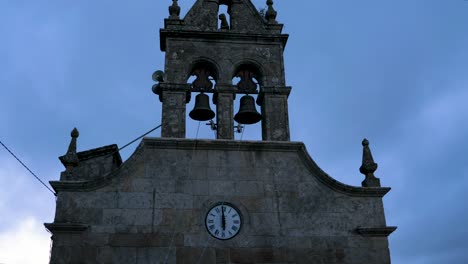 Der-Rückzug-Der-Drohne-Vom-Moosbedeckten-Wasserspeier-Und-Dem-Kreuz-Des-Glockenturms-Zeigt-Die-Weitläufige-Landschaft-Von-Ourense,-Spanien