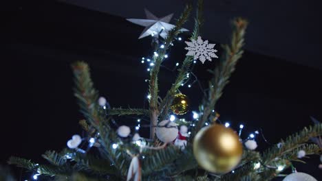 Burbuja-Dorada-De-Navidad-Colgando-En-El-árbol-De-Navidad-Oscuro-4k