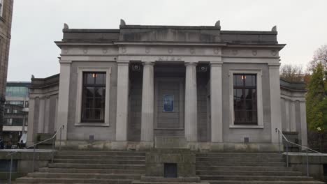 Schrägaufnahme-Der-Historischen-Architektur-Des-Berühmten-Trinity-College-In-Dublin,-Irland