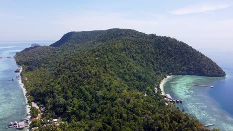 Luftdrohne-Steigt-über-Der-Mit-Regenwaldbäumen-Bedeckten-Tropischen-Insel-Kri-Mit-Weißer-Sandstrandküste-Und-Türkisfarbenem-Meerwasser-In-Raja-Ampat,-West-Papua,-Indonesien