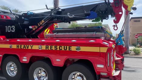 Feuerwehreinheit-Mit-Abschleppwagen