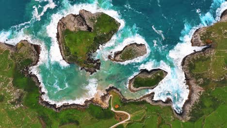 Die-Drohne-Fliegt-Vorwärts-über-Der-Grünen-Küste-Von-Bilboa,-Spanien,-Luftaufnahmen-In-4K