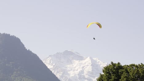 Paraglider-in-front-of-a-mountain