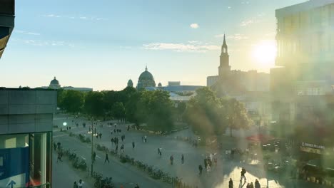 Berühmtes-Stadtbild-Von-Berlin-Alexanderplatz-Bei-Sonnenuntergang-Im-Sommer