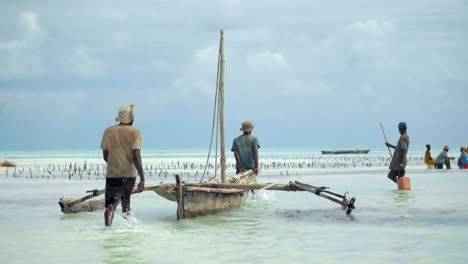 Fischer-Aus-Unguja,-Tansania,-Bereiten-Ihre-Boote-Vor,-Um-Im-Kristallklaren-Wasser-Des-Tansanischen-Meeres-Zu-Angeln