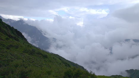 Una-Excursionista-Se-Encuentra-En-Una-Colina-Con-Un-Sereno-Paisaje-Natural-En-Nepal-Con-Un-Drone-4k