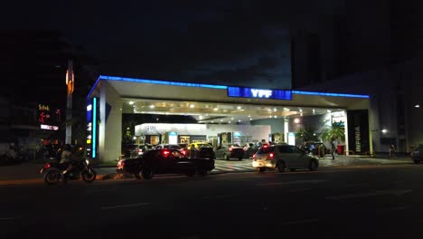 Estación-Pública-De-Gas-Petróleo-Ypf-Estableciendo-Toma-De-Tienda-Autos-Esperando-En-Fila-Negocios-Latinoamericanos-Sudamericanos
