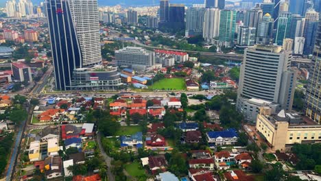 Lapso-De-Tiempo-Ciudad-Moderna-Kuala-Lumpur,-Tráfico-En-Movimiento,-Edificios-Altos-De-Vidrio-Durante-El-Día,-Malasia
