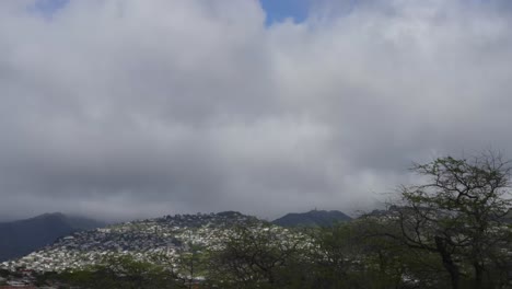 Lapso-De-Tiempo-De-Las-Nubes-Pasando-Rápidamente-Sobre-Las-Montañas-En-La-Isla-De-Oahu-Hawaii