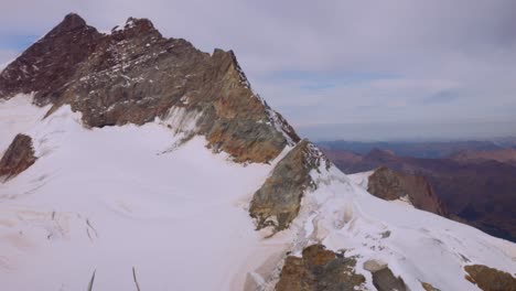 Toma-Estática-De-La-Belleza-De-Un-Pico-De-Montaña-En-Lauterbrunnen,-Suiza.