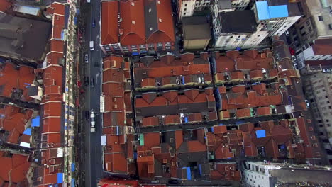 Bewundern-Sie-Shanghais-Pulsierendes-Stadtbild-Aus-Der-Vogelperspektive-Mit-Roten-Dächern-Und-Einer-Belebten-Straße