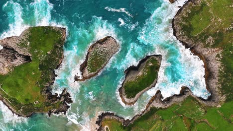 Die-Drohne-Schwebt-über-Der-Küste,-Während-Wellen-In-Die-Felsen-Von-Bilboa,-Spanien,-Krachen.-Luftaufnahmen-In-4K