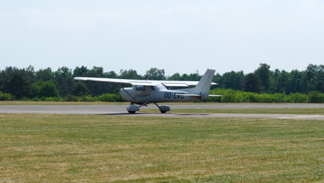 Single-engine-piston-training-aircraft-Cessna-C152,-on-taxiway,-summer