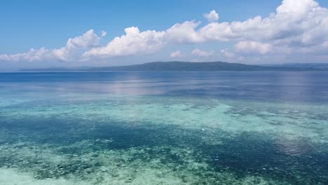 Luftdrohne-Steigt-über-Dem-Korallenriff-Ökosystem-Im-Kristallklaren-Meerwasser-Von-Raja-Ampat,-West-Papua,-Indonesien