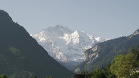 Blüemlisalp-mountain-seen-from-Interlaken,-Switzerland