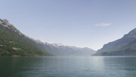 Lake-Brienz-surrounded-by-mountains