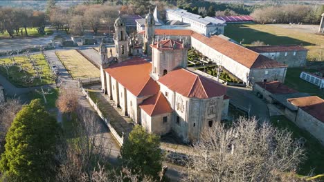 Rückansicht-Eines-Religiösen-Heiligtums-Mit-Atemberaubendem-Glockenturm-Und-Innenhof-In-Ourense,-Spanien