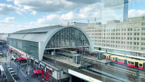 Vista-Exterior-De-La-Estación-De-Tren-De-Berlín-Alexanderplatz-Durante-El-Día-De-Verano