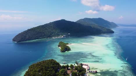 Antena-En-Ascenso-De-Remotas-Islas-Tropicales-Rodeadas-De-Arrecifes-De-Coral-En-El-Popular-Destino-De-Buceo-De-Raja-Ampat-En-Papúa-Occidental,-Indonesia