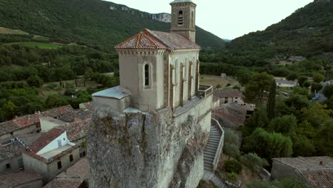 Die-Kapelle-Notre-Dame-De-La-Consolation-Wurde-1894-Auf-Einem-Felsvorsprung-Mit-Blick-Auf-Ein-Dorf-In-Pierrelongue-Erbaut