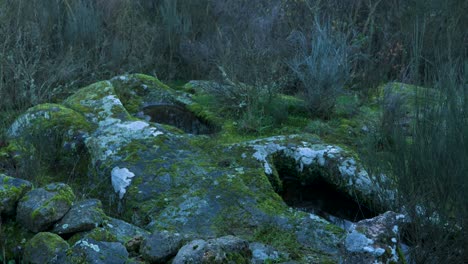 Anthropomorphe-Grabgräber-Der-Stadt-Almoite,-Bäder-Von-Molgas,-Ourense,-Galizien,-Spanien