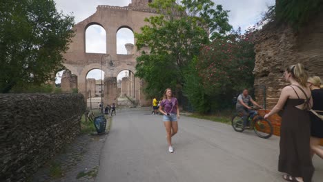 Punto-De-Vista-Inmersivo-En-Roma:-Moverse-Por-Calles-Concurridas-Hasta-Chiesa-Santi-Luca-E-Martina,-Italia,-Europa,-Caminar,-Tembloroso,-4k-|-Mujeres-Caminando-Hacia-Las-Ruinas