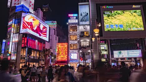 Night-Time-Lapse-of-Crowds,-neon-lights,-many-screens-and-the-3D-LED-screen-billboard-featuring-the-internet-famous-Shinjuku-cat-in-downtown-Shinjuku-Tokyo,-Japan
