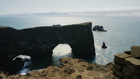 El-Mirador-Del-Espectacular-Dyrhólaey-En-Islandia-En-Un-Día-Soleado