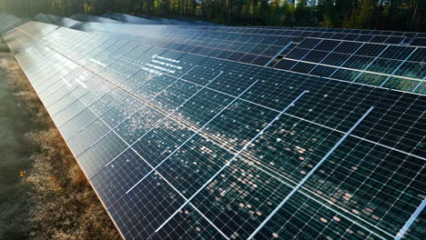 Solar-panels-absorbing-sun-energy-at-a-sunlight-power-field---CGI-render-Aerial