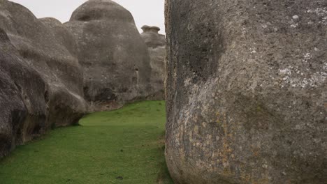 Elephant-rocks-in-New-Zealand-with-green-grass