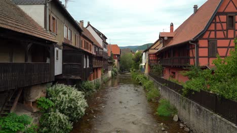 Fluss,-Der-Durch-Das-Dorf-Kayserberg-Fließt