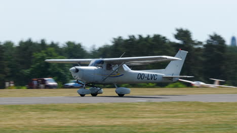 Construcción-Del-Tiempo-Piloto,-Cessna-C152-Despegando-De-La-Pista-Del-Aeródromo-De-Zwartberg