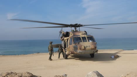 Der-Israelische-Hubschrauber-„Blackhawk“-Holt-Einen-Passagier-Am-Strand-Von-Gaza-Ab,-Bevor-Er-Abhebt