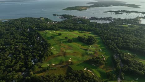 Drohnenaufnahme-Des-Woods-Hole-Golfclubs-Inmitten-Der-Ländlichen-Landschaft-Von-Cape-Cod