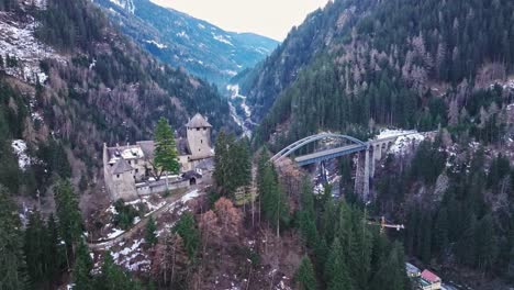 Schloss-Wiesberg-Und-Trisannabrücke-Tirol-Österreich