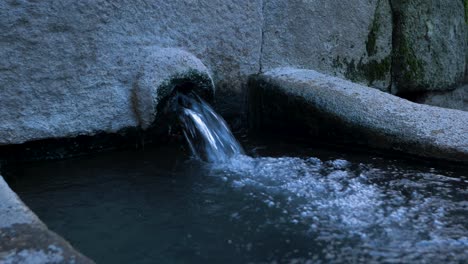 Burga-Aus-Heißem-Thermalwasser-Sprudelt-Ins-Auffangbecken-In-Baños-De-Molgas,-Ourense,-Galicien,-Spanien