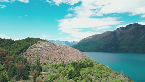 Drohne-Des-Sees,-Der-Hinter-Dem-Berg-Neuseeland-Sichtbar-Wird