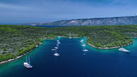 Die-Drohne-Fliegt-über-Dem-Meer-Mit-Vielen-Booten,-Die-In-Küstennähe-Vor-Anker-Liegen,-In-Kroatien,-Luftaufnahmen-4k