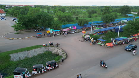 Intersección-Concurrida-Cerca-Del-Mercado-Nocturno-Camboyano-De-Siem-Reap.