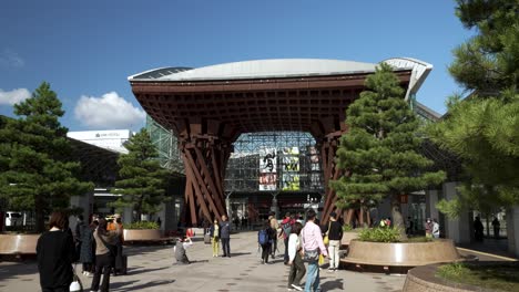 Zeitlupenaufnahme-Des-überfüllten-Tsuzumi-Mon-Tors-Des-Bahnhofs-Kanazawa,-Japan