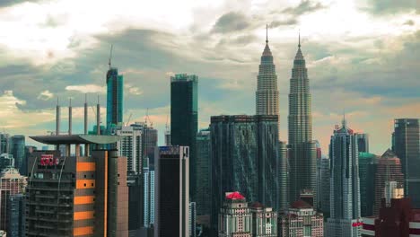 Vista-De-La-Ciudad,-Tiempo-Transcurrido,-Rascacielos-De-Cristal,-Torres-Gemelas-Petronas,-Kuala-Lumpur-Malasia