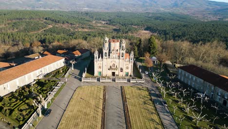 Der-Rückzug-Aus-Der-Luft-Zeigt-Den-Atemberaubenden-Rasen-Im-Innenhof-Eines-Heiligtums-In-Ourense,-Spanien