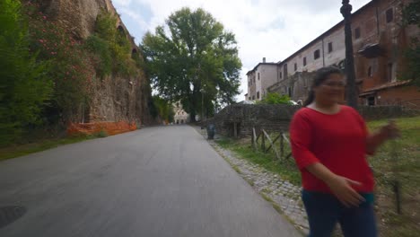Punto-De-Vista-Inmersivo-En-Roma:-Moverse-Por-Calles-Concurridas-Hasta-Chiesa-Santi-Luca-E-Martina,-Italia,-Europa,-Caminar,-Tembloroso,-4k-|-Familia-Y-Vlogger-Caminando