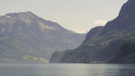 Lago-Brienz-Frente-A-Las-Montañas-En-Suiza