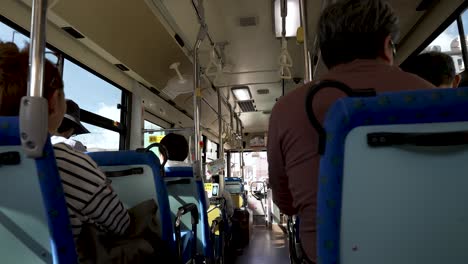 Dentro-Del-Autobús-Local,-Los-Japoneses-Disfrutan-De-Un-Viaje-En-El-Moderno-Sistema-De-Transporte-En-Autobús-De-Toyama,-Japón