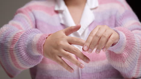 Die-Hand-Der-Frau-Hat-Ein-Bürosyndrom-Und-Entspannungsarthritis-Mit-Selbstmassage,-Die-Die-Fingerreflexzonenmassage-Ausdehnt